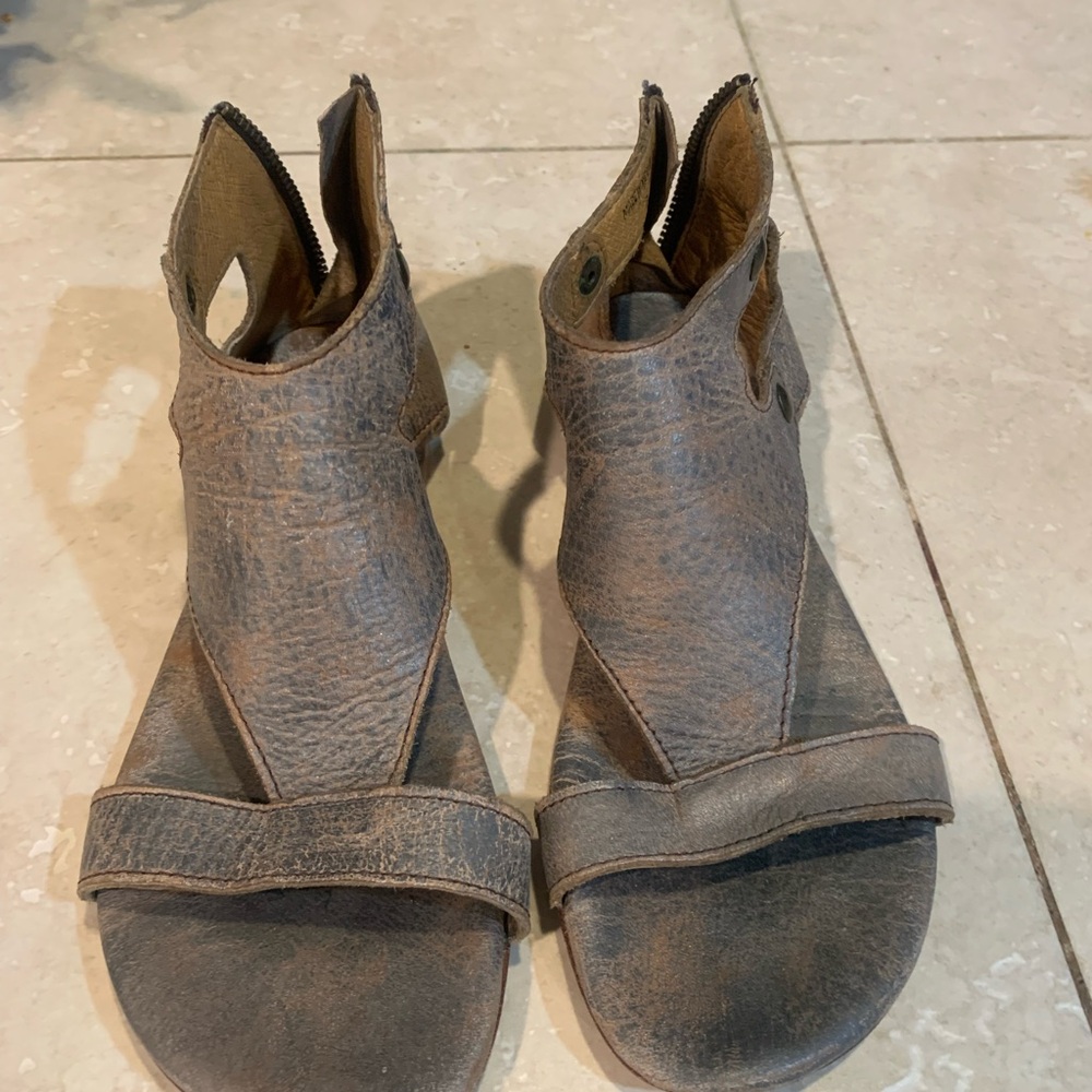 Women's Brown/Taupe Leather Sandals BedStu
